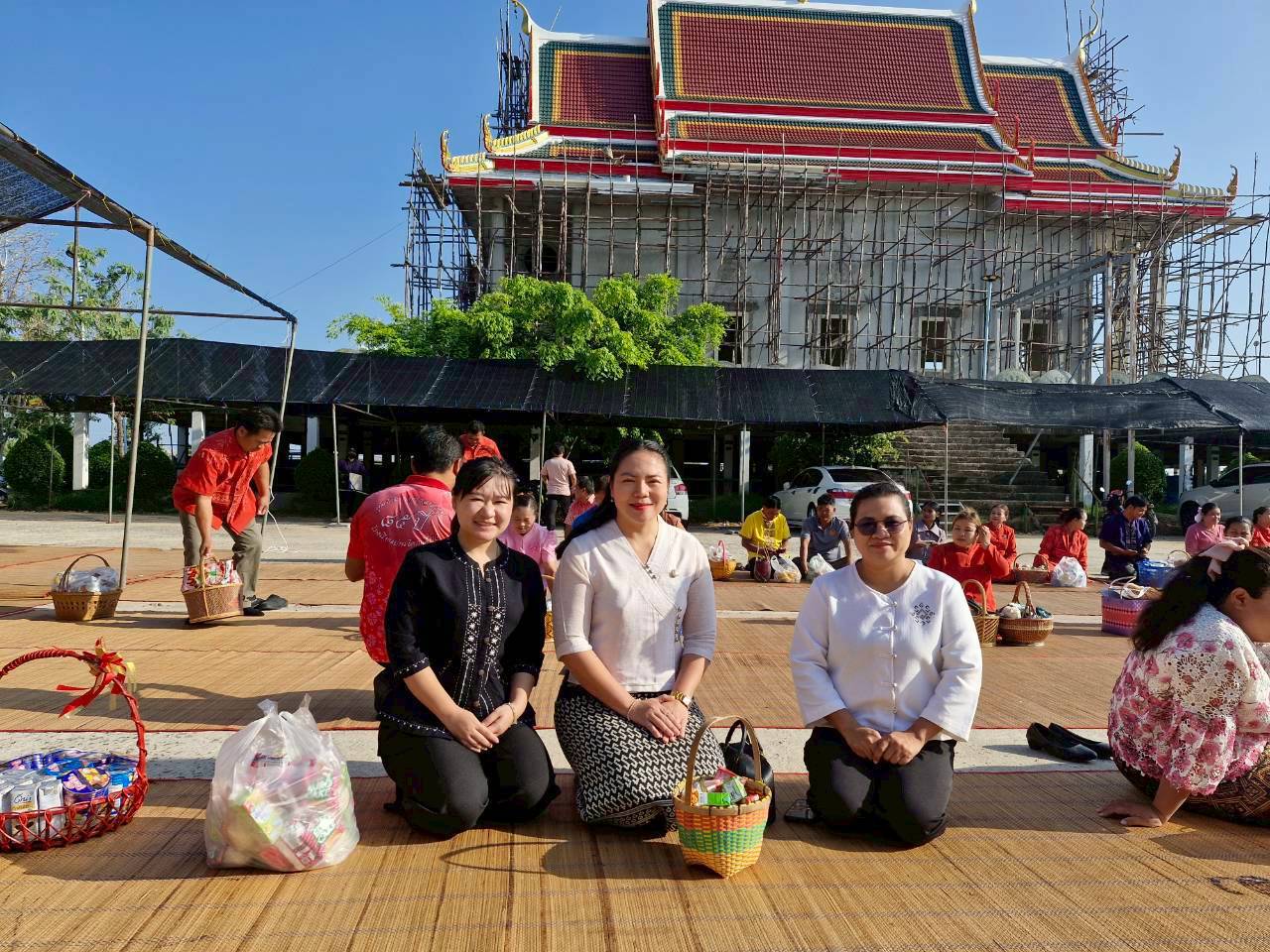 🌟พช.คง  เข้าร่วมร่วมกิจกรรม “นุ่งผ้าไทย นั่งสาดตักบาตร”