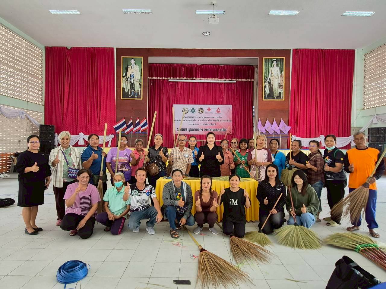 พช.คง ร่วมกับคณะกรรมการพัฒนาสตรีอำเภอคง (กพสอ.) ดำเนินโครงการสนับสนุนกิจกรรมตามแผนการขับเคลื่อนการขจัดความยากจน “การทำไม้กวาดทางมะพร้าว”